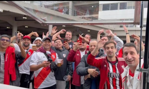 Todo un ídolo: Hinchas de River celebraron visita de “Pipino” Cuevas