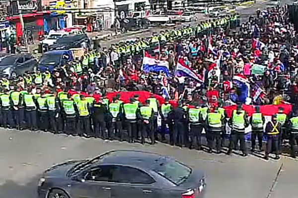 Manifestantes cierran calzada de la Avda Eusebio Ayala - SNT