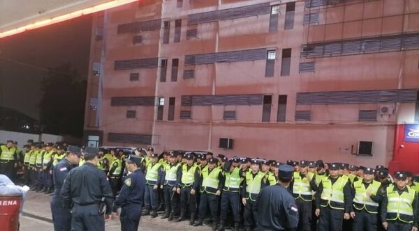 MANIFESTANTES AMENAZAN CON “QUEMAR VIVOS A POLICÍAS” Y SE ACTIVA ALERTA MÁXIMA - La Voz del Norte