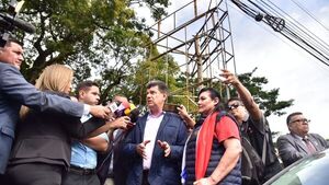 Alegre se une a manifestantes e insiste con abrir el sobre 4