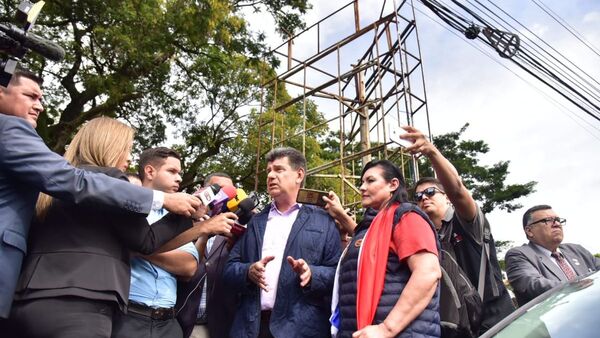 Alegre se une a manifestantes e insiste con abrir el sobre 4