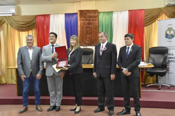 EMBAJADORA DE POLONIA RECIBE RECONOCIMIENTO COMO «HUÉSPED ILUSTRE» DE ITAPÚA