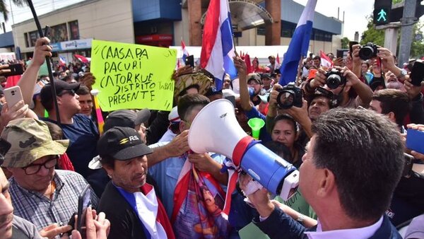 Efraín Alegre se une a manifestantes e insiste con abrir el sobre 4