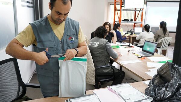 Abogado sostiene que contenido del sobre 4 es información pública