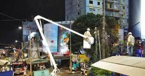 La Nación / Ande inició retiro de conductores aéreos en CDE y dio paso a líneas subterráneas