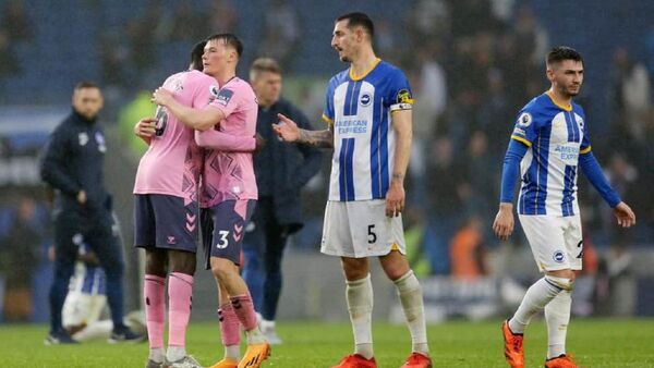 Dura derrota del Brighton de Julio Enciso