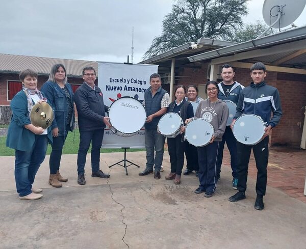 A días del desfile estudiantil, Municipalidad de Boquerón distribuye instrumentos para Banda Lisa