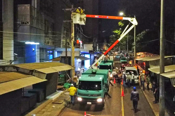Se inicia el retiro de conductores aéreos en el microcentro esteño - La Clave