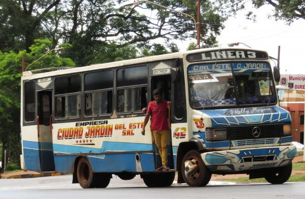 Siguen las quejas por falta de buses en horario nocturno - La Clave
