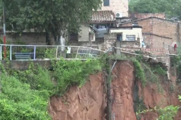 Diario HOY | Mirador de Itá Pytã Punta volvió a desmoronarse: vecinos urgen una solución