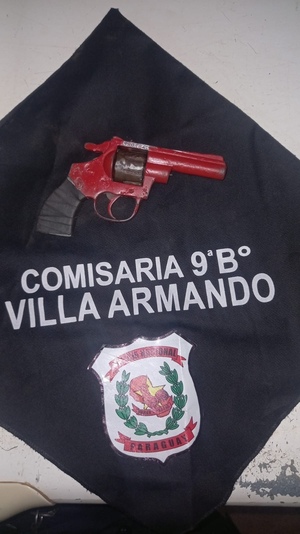 Atemorizaba a clientes de una estación de servicios con un revólver