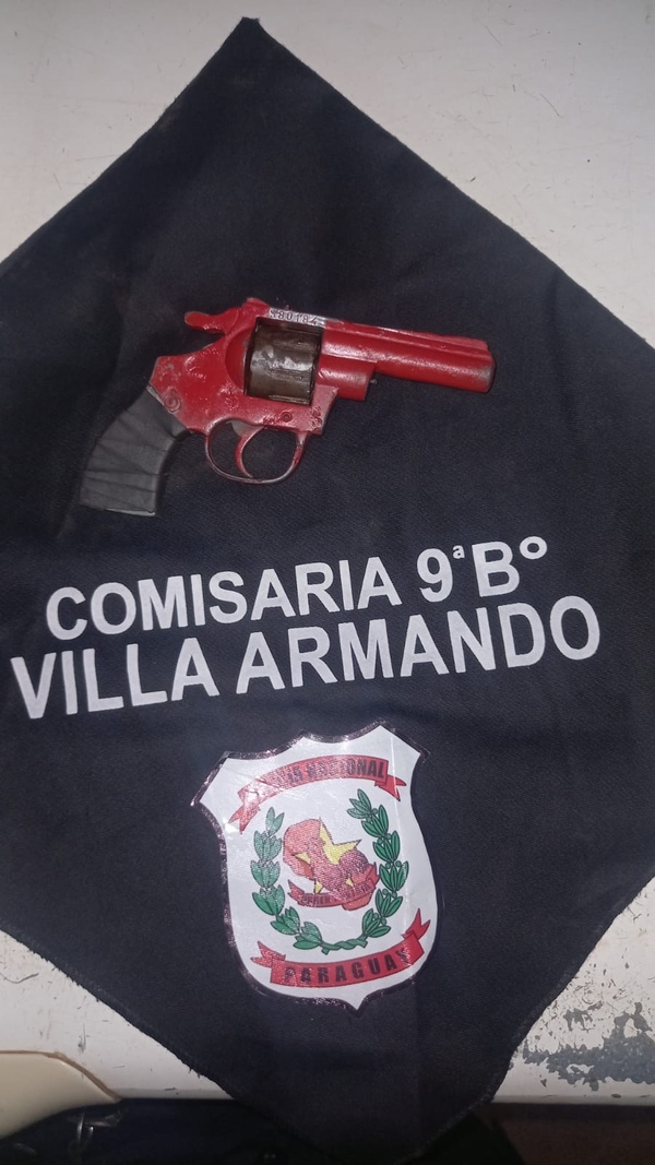 Atemorizaba a clientes de una estación de servicios con un revólver