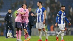 Dura derrota del Brighton de Julio Enciso