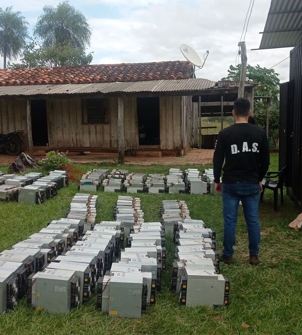 Diario HOY | En Yby Yaú incautan máquinas mineras, armas y otros elementos