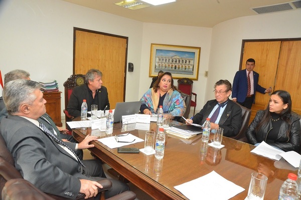 Juicio político a Jorge Bogarín e intervención de municipios de Loma Grande y Caapucú serán temas destacados