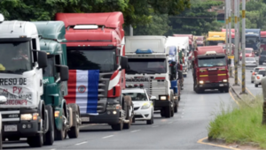 Un grupo de camioneros protestan con el fin de reclamar la apertura de los sobres que contienen los votos de las elecciones generales del 30 de abril - Revista PLUS