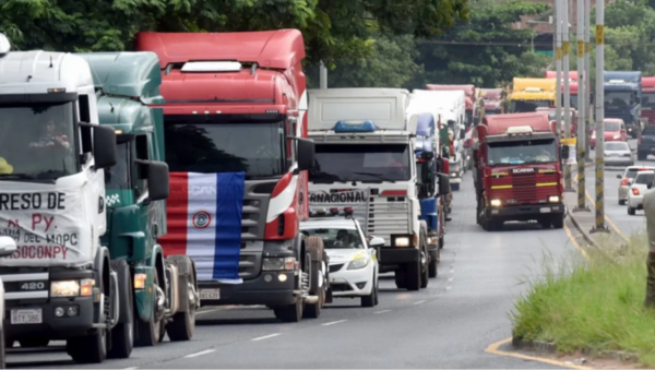 Un grupo de camioneros protestan con el fin de reclamar la apertura de los sobres que contienen los votos de las elecciones generales del 30 de abril - Revista PLUS