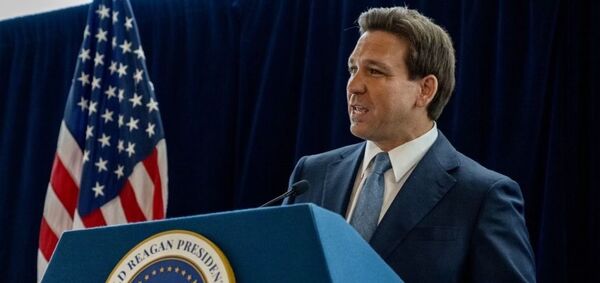 El gobernador de Florida, Ron DeSantis firma ley que prohíbe TikTok en universidades y oficinas públicas - Revista PLUS