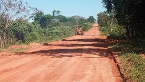MOPC mejora varios caminos no pavimentados en distintos puntos del país