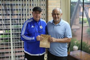 Versus / De la mano de "Chiqui", Carlos Jara Saguier recibió todo recaudado en beneficio a su hijo
