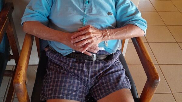 Abuelito gravemente enfermo desea contactar con sus familiares