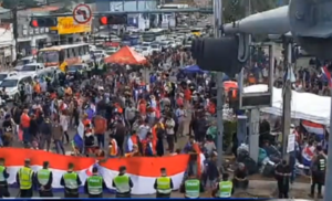 Continúan las manifestaciones frente al TSJE