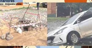 La Nación / Vehículo cayó en enorme bache de calle capitalina