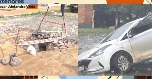 La Nación / Vehículo cayó en enorme bache de calle capitalina