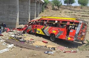 Elevan a 22 los muertos tras caer un autobús desde un puente en India - Mundo - ABC Color