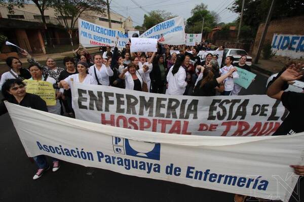 Diario HOY | Aso de Enfermería se moviliza por varias reivindicaciones
