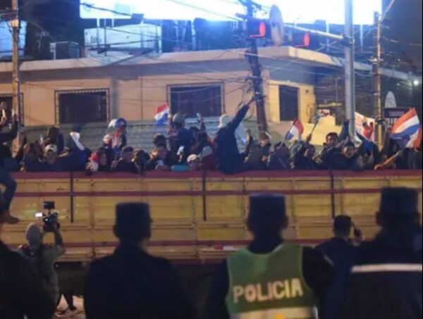 Realizan controles a manifestantes en el peaje de Emboscada · Radio Monumental 1080 AM