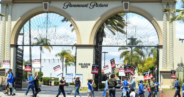 La Nación / Huelga en Hollywood: guionistas temen ser reemplazados por la inteligencia artificial