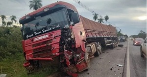 Conductor de una camioneta fallece en accidente con dos tractocamiones
