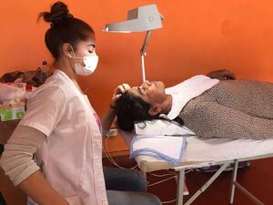 Mamis del Barrio San Isidro de Encarnación reciben tratamientos faciales y peluquería gratuita
