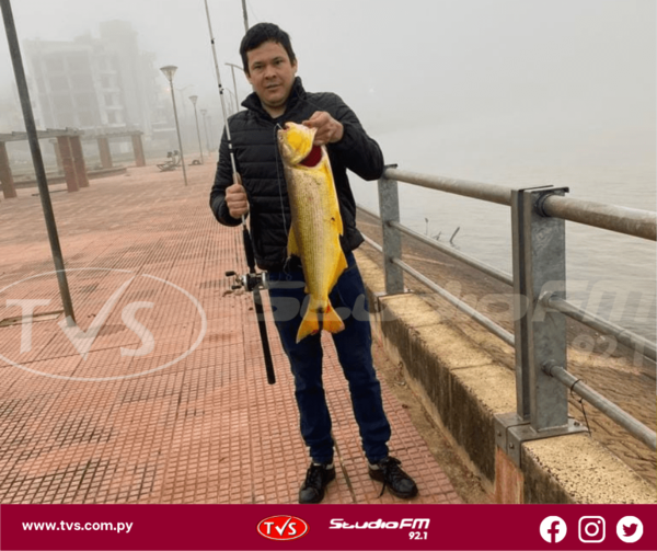 PESCAN DORADO DE 10 KILOS EN LA COSTANERA DE ENCARNACIÓN