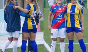 Fátima Román y su abrazo con su rival y compueblana en la cancha