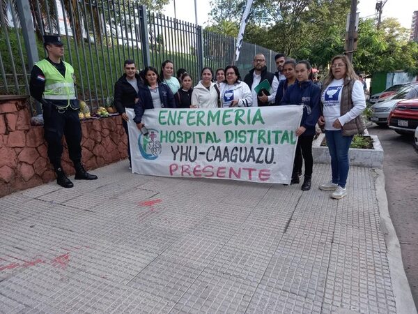 Enfermeros se manifiestan frente al Ministerio de Salud - Nacionales - ABC Color