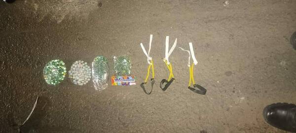 Sin pelar cachiporras, polis les sacaron las bolitas a manifestantes