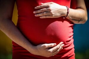 Cae el embarazo adolescente en Argentina por los anticonceptivos y la ola de feminismo - Mundo - ABC Color