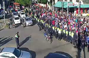 Masiva presencia de manifestantes en inmediaciones del TSJE y cierre total de la Avda. Eusebio Ayala - C9N