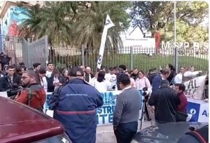 Profesionales de la enfermería protestan frente al Ministerio de Salud | 1000 Noticias