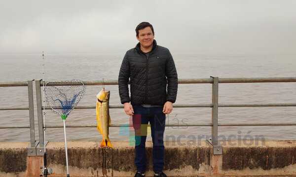 Pescador perseverante logra capturar un dorado de 10 kilos en la costanera de Encarnación
