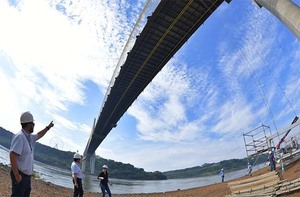 Instalan moderno sistema para inspección del tramo central del Puente de la Integración | DIARIO PRIMERA PLANA