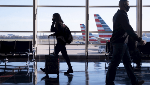 Biden quiere que las aerolíneas compensen a pasajeros por retrasos | 1000 Noticias