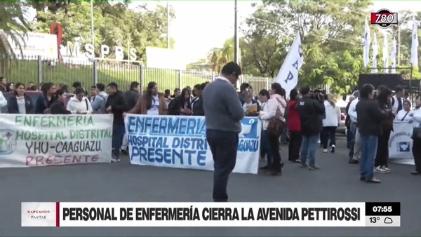 Enfermeros protestan y piden garantizar los rubros para la carrera profesional - Megacadena — Últimas Noticias de Paraguay
