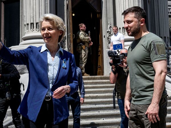 Líder europea Von der Leyen visita Kiev y dice que el futuro de Ucrania está en la UE - .::Agencia IP::.
