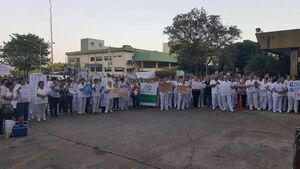 Enfermeros cierran Pettirossi exigiendo reivindicaciones