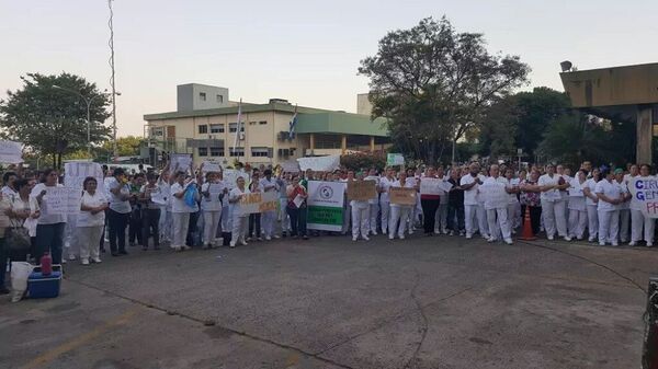 Enfermeros cierran Pettirossi exigiendo reivindicaciones