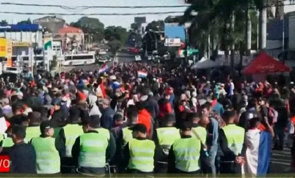 Manifestantes de nuevo bloquean tránsito sobre avenida Eusebio Ayala - Noticiero Paraguay