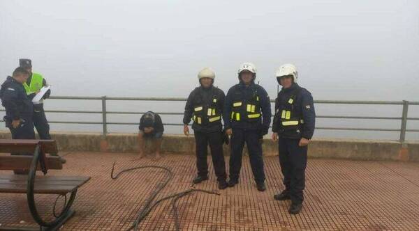 "Roba cables" se lanzó al río para escapar y ¡casi se ahogó!